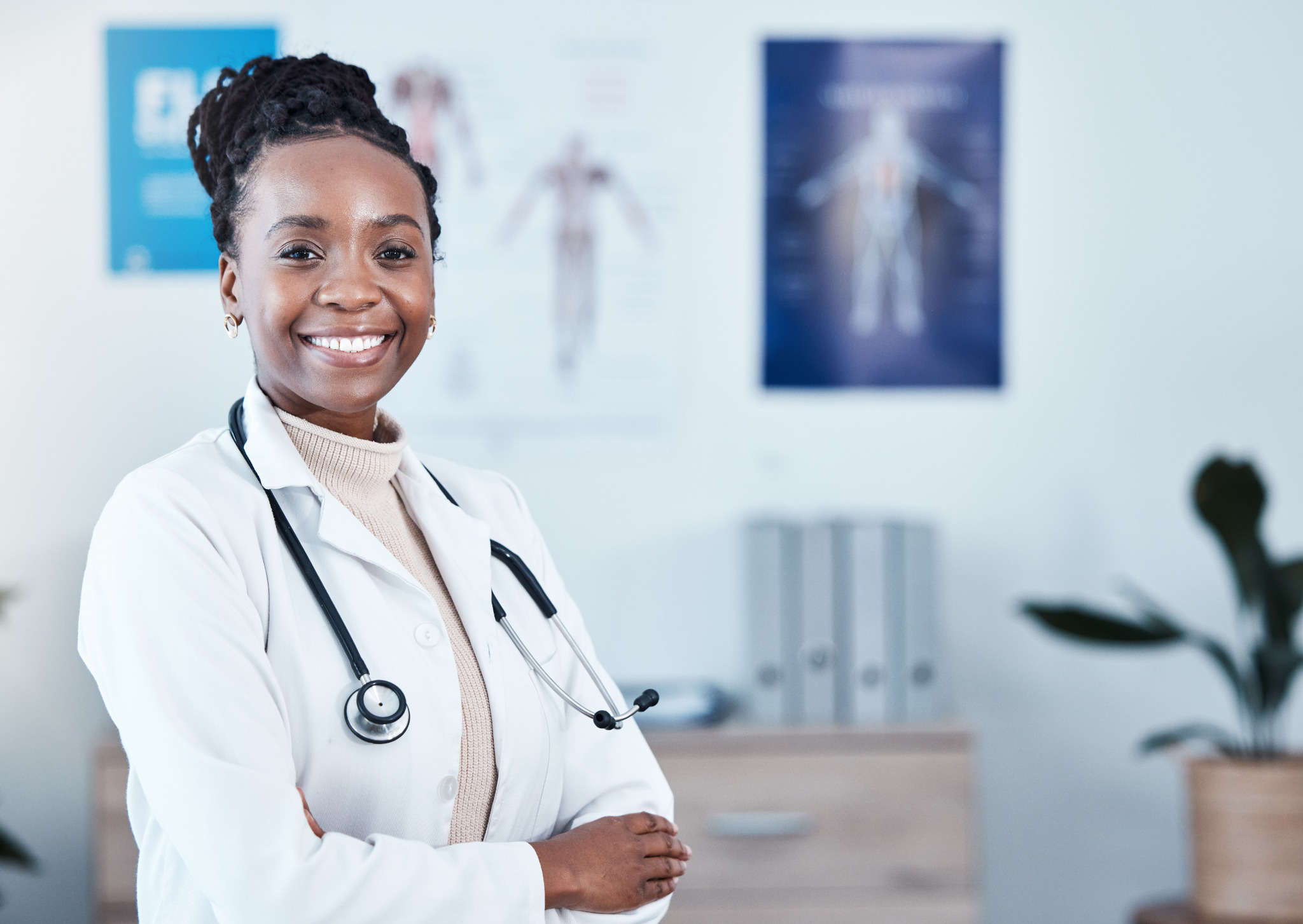 Médecin accueillante dans un cabinet de consultation